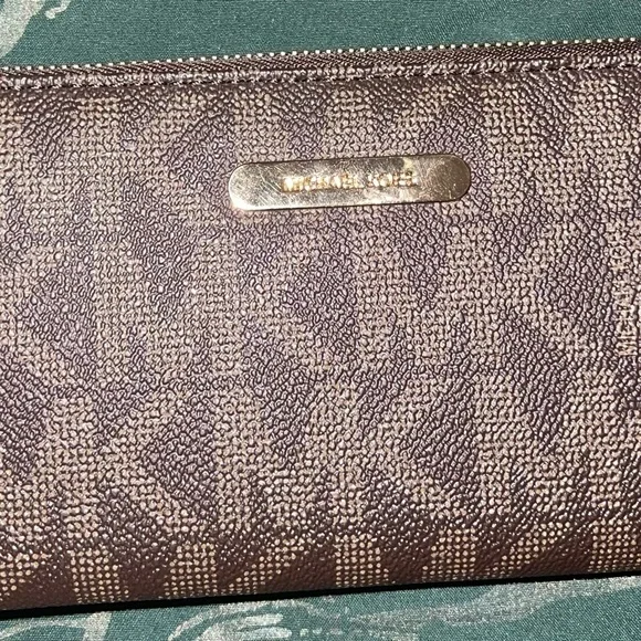 ❌SOLD❌Michael Kors Jet Set Travel Top Zip Signature
Tote Brown. & Wallet - Picture 10 of 13